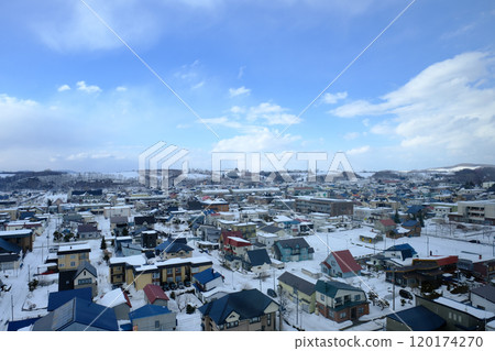藍天下白雪覆蓋的美瑛市 120174270