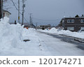 As winter changes and spring approaches, the snow begins to melt on the roads of Yubetsu Town. 120174271