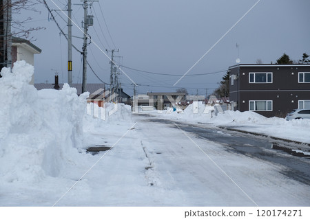 As winter changes and spring approaches, the snow begins to melt on the roads of Yubetsu Town. As winter changes and spring approaches, the snow begins to melt on the roads of Yubetsu Town. 120174271