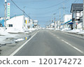 The road leading to the port of Yubetsu Town, where the snow has begun to melt as winter turns to spring. 120174272