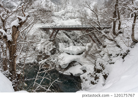 A bridge over the Nakatsugawa Valley covered in deep snow 120175767