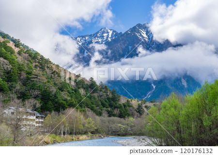 初夏的上高地自然步道 清晨,從田代橋看到前穗高山和梓川的森林沐浴 初夏的上高地自然步道 清晨,從田代橋看到前穗高山和梓川的森林沐浴 120176132