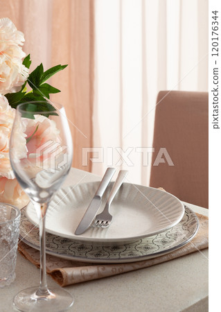 Dinner place setting 120176344