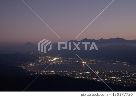 從高坡內高原看到的諏訪湖和黎明時的諏訪夜景 120177720