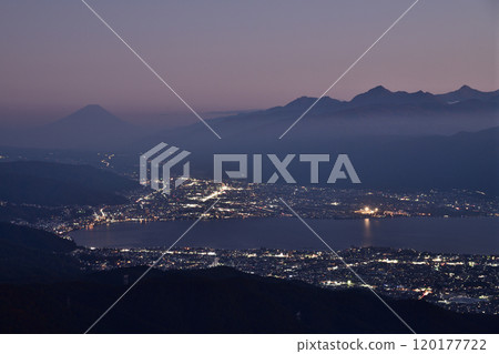 從高坡內高原看到的諏訪湖和黎明時的諏訪夜景 120177722