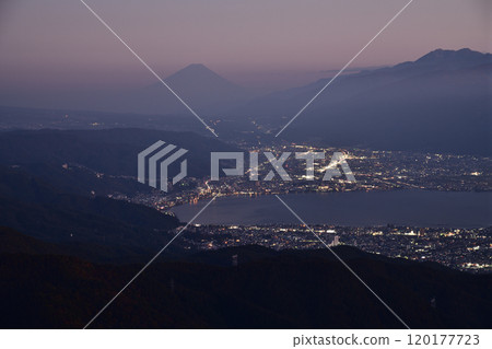 從高坡內高原看到的諏訪湖和黎明時的諏訪夜景 120177723