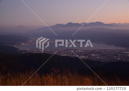 Lake Suwa at dawn and the night view of Suwa from Takapotchi Plateau 120177728