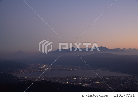 從高坡內高原看到的諏訪湖和黎明時的諏訪夜景 從高坡內高原看到的諏訪湖和黎明時的諏訪夜景 120177731