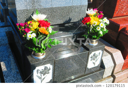 墓碑上放著花的風景 120179115
