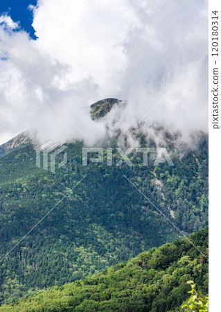 Arakawadake (Maedake) seen from the observation deck on the hiking trail to Senmaigoya hut. Southern Alps, Mt. Akuzawa and Mt. Arakawa climbing 120180314