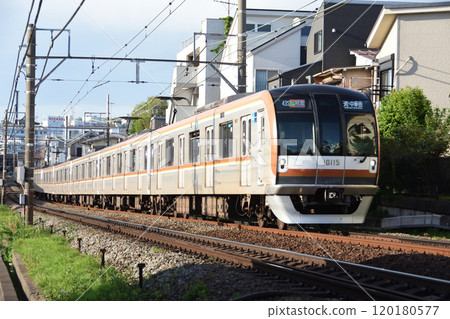 Tokyo Metro 10000 series train running on the Tokyu Toyoko Line in the evening Tokyo Metro 10000 series train running on the Tokyu Toyoko Line in the evening 120180577
