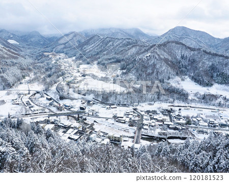 冬天的山寺被白雪包裹著，銀裝素裹的寂靜風景 120181523