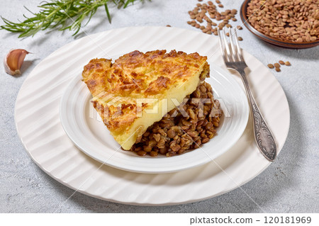 vegan shepherds pie of lentils with mashed potato 120181969