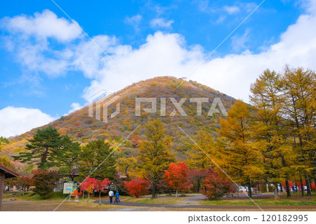 群馬縣榛名山、榛名富士染紅葉 120182995