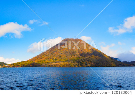 群馬縣榛名山、榛名富士染紅葉 群馬縣榛名山、榛名富士染紅葉 120183004