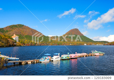 群馬縣：榛名山、榛名湖染上紅葉 120183009