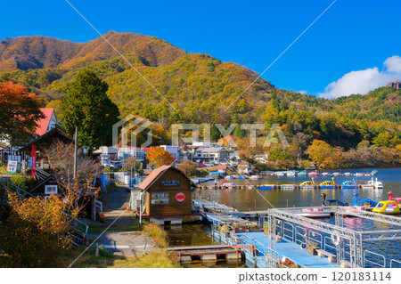 Gunma Prefecture: Mt. Haruna and Lake Haruna covered in autumn leaves Gunma Prefecture: Mt. Haruna and Lake Haruna covered in autumn leaves 120183114