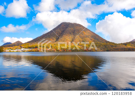 群馬縣榛名山、榛名富士染紅葉 120183958