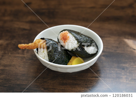 手工天目和明太子飯糰和 Takuan 手工天目和明太子飯糰和 Takuan 120186031