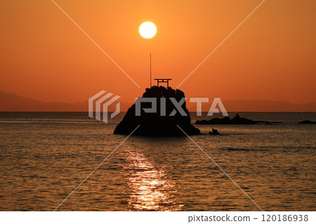 Koshikijima and the sunset seen from Ushinohama Beach: Beautiful harmony of nature 120186938