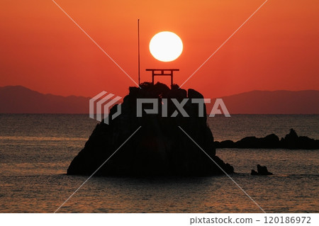 Koshikijima and the sunset seen from Ushinohama Beach: Beautiful harmony of nature 120186972