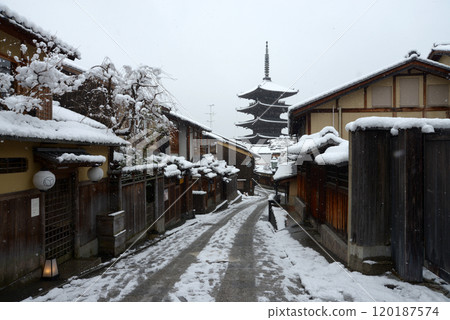 京都市東山區八坂塔雪景 京都市東山區八坂塔雪景 120187574