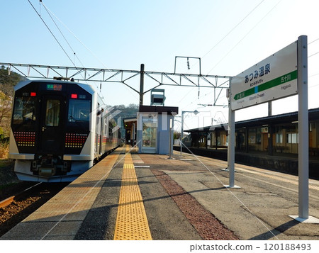 Spring scenery at Atsumi Onsen Station, Tsuruoka City, Yamagata Prefecture Spring scenery at Atsumi Onsen Station, Tsuruoka City, Yamagata Prefecture 120188493