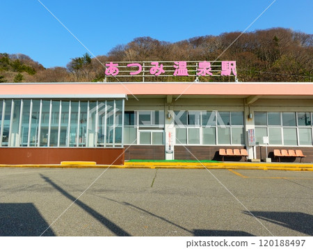山形縣鶴岡市渥美溫泉站的春天景色 120188497