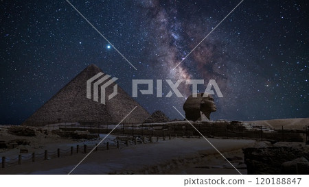 埃及：吉薩胡夫金字塔和獅身人面像上方的銀河系 120188847