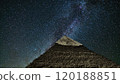 埃及吉薩的哈夫拉金字塔，銀河系的星空 120188851