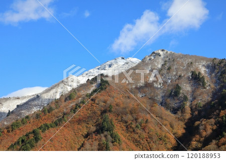 深秋從一之倉澤健行路線上看到的白雷門和笠岳 120188953