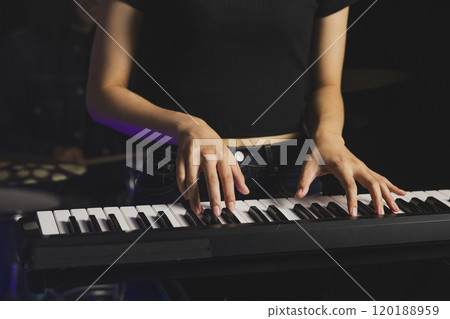 樂團現場表演 120188959