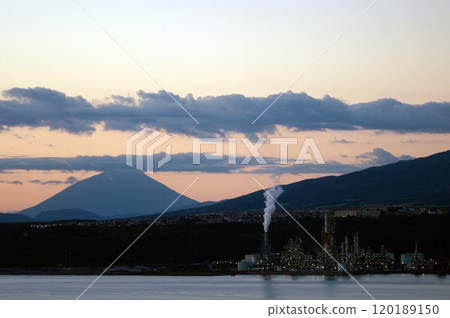 羊蹄山和室蘭工業區的夜景 120189150