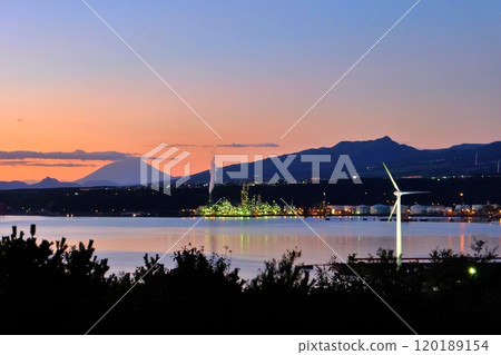 Magic hour at Mt. Yotei and Muroran industrial area 120189154