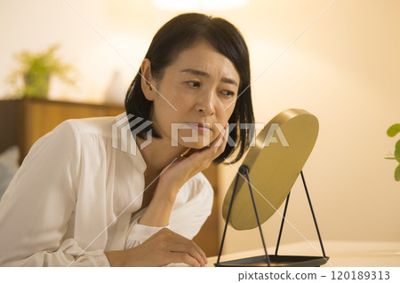 夜間照顧皮膚的中年婦女。 120189313