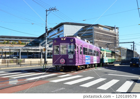 有軌電車看起來很棒的京都城市景觀 有軌電車看起來很棒的京都城市景觀 120189579