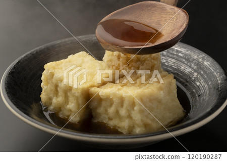 Pour the broth over the deep-fried tofu. Pour in the broth. Add the broth. Pour the broth over the deep-fried tofu. Pour in the broth. Add the broth. 120190287