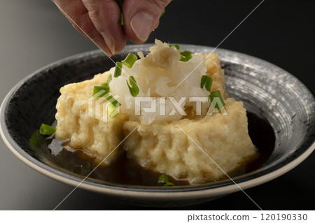 Place grated daikon radish, ginger, and green onions on top of deep-fried tofu. 120190330