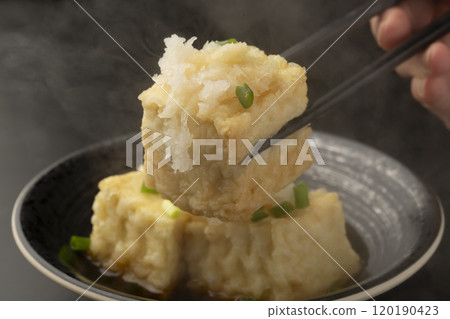 炸豆腐：用筷子夾起剛炸好的熱豆腐。 120190423