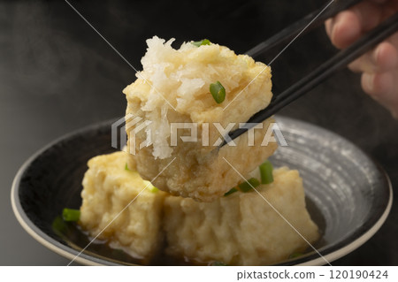 炸豆腐：用筷子夾起剛炸好的熱豆腐。 120190424