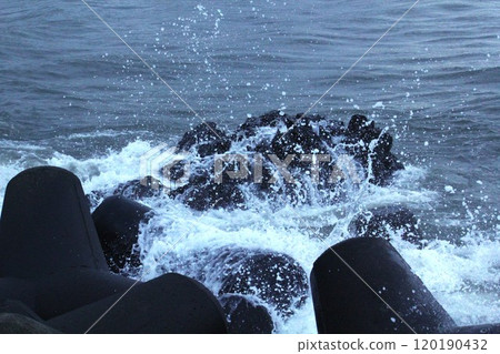 Image of waves crashing on the beach at Imrang, Korea 120190432