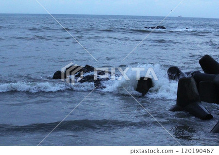 Image of waves crashing on the beach at Imrang, Korea 120190467