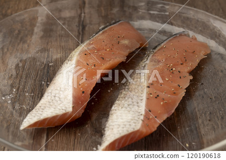 鮭魚 Meuniere 準備工作 撒上鹽、胡椒和麵粉 120190618