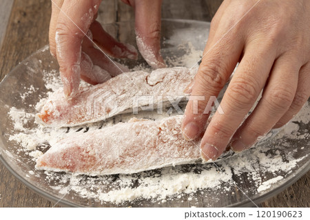Salmon Meuniere - Preparation - Sprinkle salt, pepper and flour Salmon Meuniere - Preparation - Sprinkle salt, pepper and flour 120190623