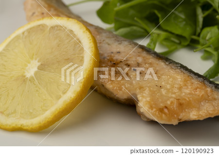 鮭魚meuniere 鮭魚meuniere 盛在白盤上 120190923