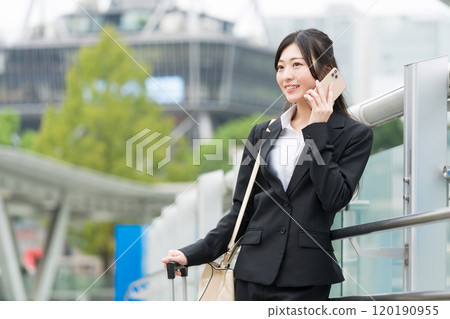 拜訪智能手機的女商人 拜訪智能手機的女商人 120190955