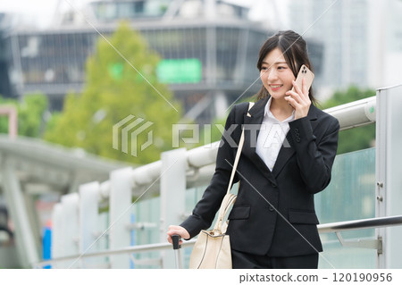 拜訪智能手機的女商人 拜訪智能手機的女商人 120190956