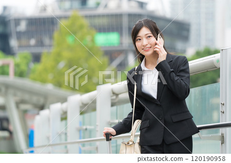 拜訪智能手機的女商人 120190958