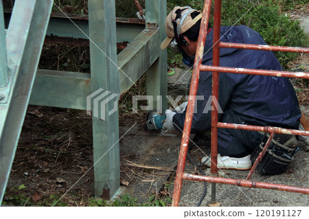 Architectural painting, rust removal, rust prevention, undercoat, topcoat, mask, scaffolding protection, wooden and steel frame 120191127