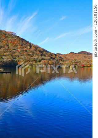 紅葉的赤城大沼湖畔、地藏山、秋色美景 紅葉的赤城大沼湖畔、地藏山、秋色美景 120191156